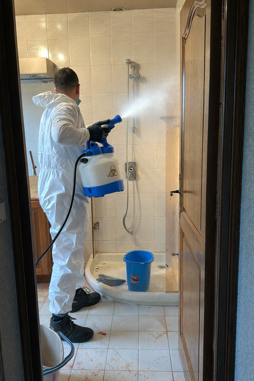 Désinfection en action dans la salle de bain suite a un suicide