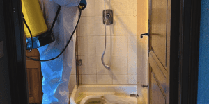 Désinfection en action dans la salle de bain suite a un suicide