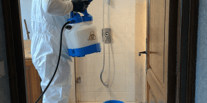 Désinfection en action dans la salle de bain suite a un suicide